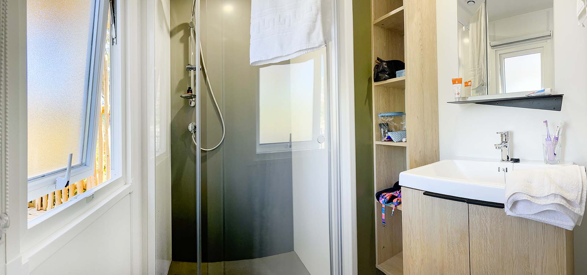 Camping porto vecchio bungalow 600 salle de bain serviette